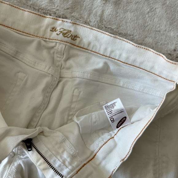 White Denim Capris With Zipper Detail - Picture 7 of 8